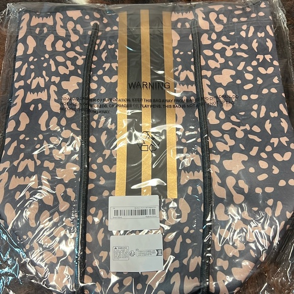 New Neoprene Expandable Tote with Detachable Zip Pouch Black, Gold, Leopard - Picture 3 of 16